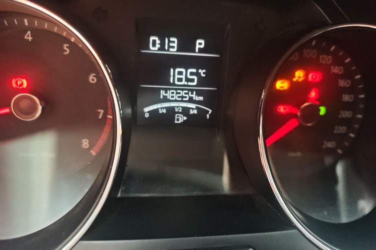 Used Volkswagen Bora 2014 1.6L Automatic Fashion Model Odometer Close Up