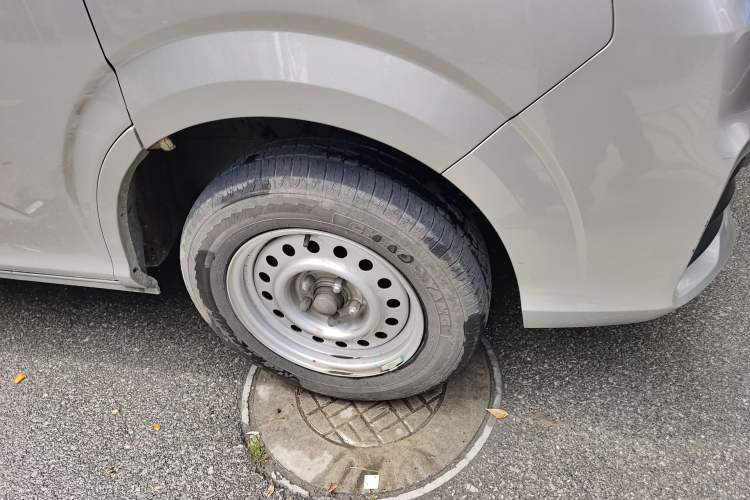 Used Foton Scenic G5 2022 2.0L Gasoline Commercial Version Open-Window 5/6-Seater 1TZS Right Front Wheel Hub