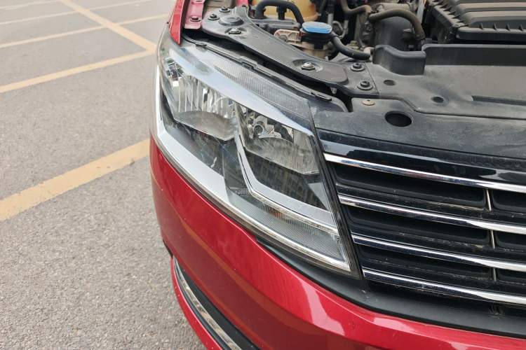 Used Volkswagen Lavida 2015 1.6L Automatic Luxury Edition Right Front Headlight