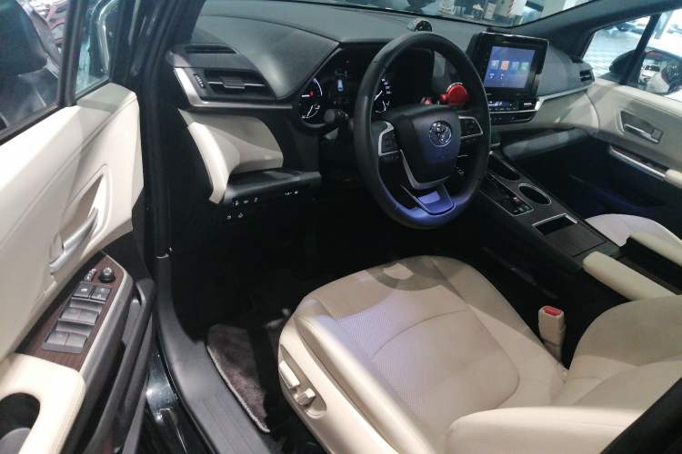 Used Toyota Sienna 2023 2.5L Hybrid Luxury Edition