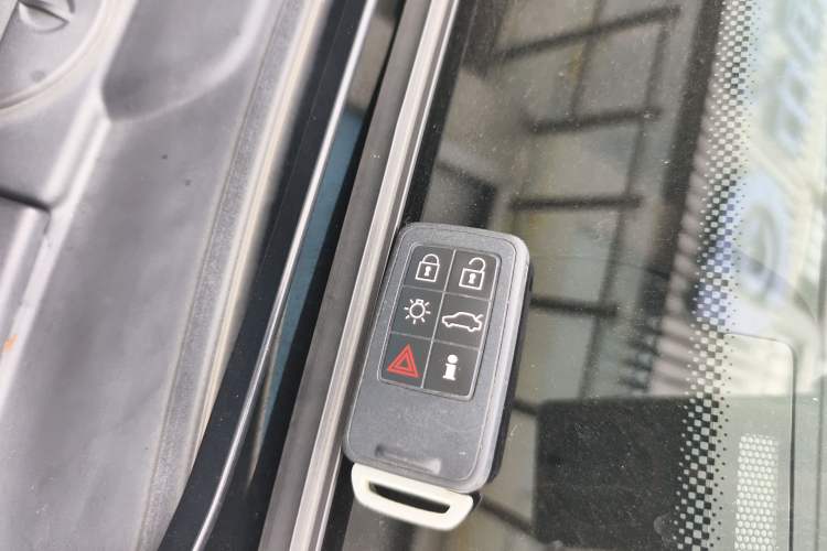 Used Volvo XC60 2017 T5 AWD Smart Upgrade Edition Vehicle Key