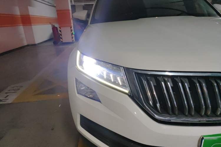 Used Skoda Kodiaq 2017 TSI330 7-Seater Two-Wheel-Drive Luxury Edition Right Front Headlight