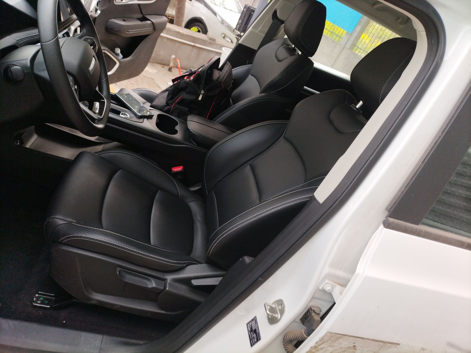 المقاعد الأمامية داخل السيارة