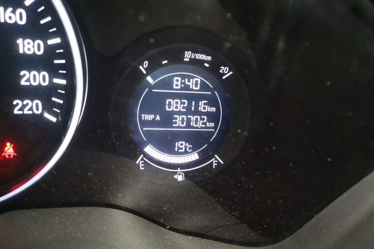 Used Honda Vezel 2017 1.8L CVT Front-Wheel Drive Pioneer Edition Odometer Close Up