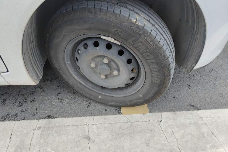 Used Wuling Hongguang New Energy 2025 Extended-Range Hybrid 50 km Standard Version Right Front Wheel Hub