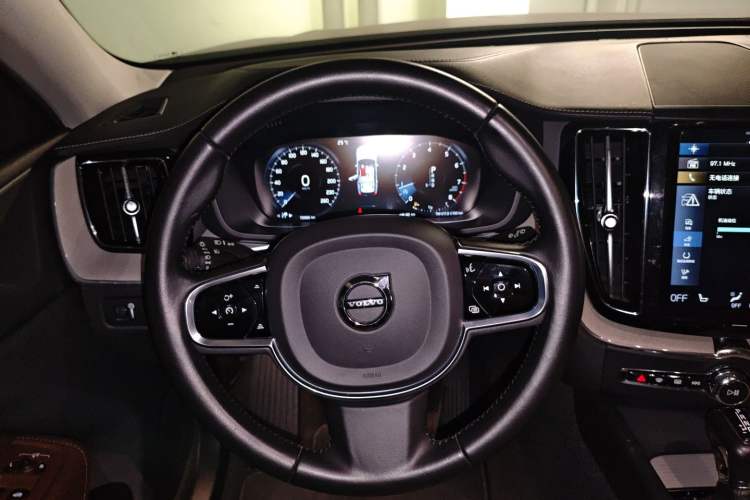 Used Volvo XC60 2020 T5 4x4 Smart Luxury Edition Steering Wheel