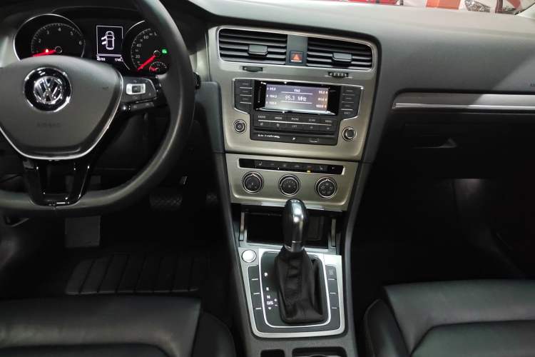 Used Volkswagen Golf 2015 1.4TSI Automatic Luxury Model Audio And AC Panel