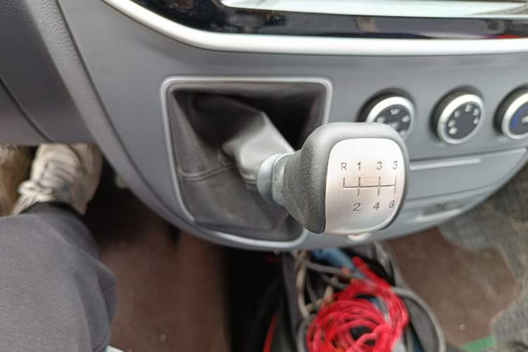 Used SAIC MAXUS Xintu V80 2020 2.5T Manual Classic City Delivery King Short Wheelbase Mid-Roof Design 2/3 Seats
