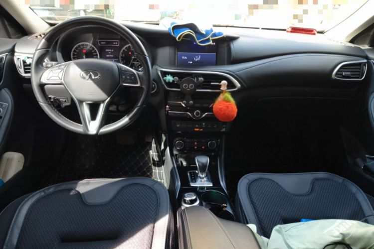 Used Infiniti QX30 2017 1.6T Two-Wheel Drive Fashion Edition Center Console