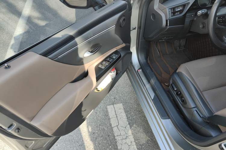 Used Lexus ES 2022 200 Excellence Edition
