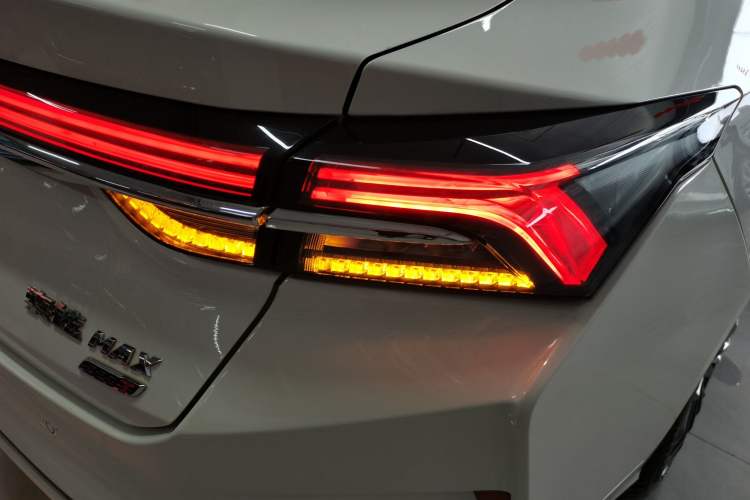 Used Dongfeng Aeolus Yixuan MAX 2021 1.5T Super-Powered Dad Edition Right Rear Taillight