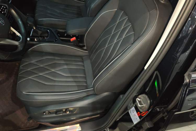 Used Volkswagen Tiguan L 2023 Restyled 330TSI Automatic Two-Wheel Drive R-Line Enhanced Comfort Version Left Front Seat