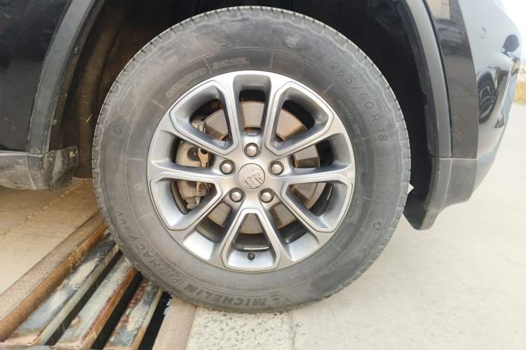 Used Jeep Grand Cherokee 2014 3.0TD Diesel Comfort Navigation Version Right Front Wheel Hub