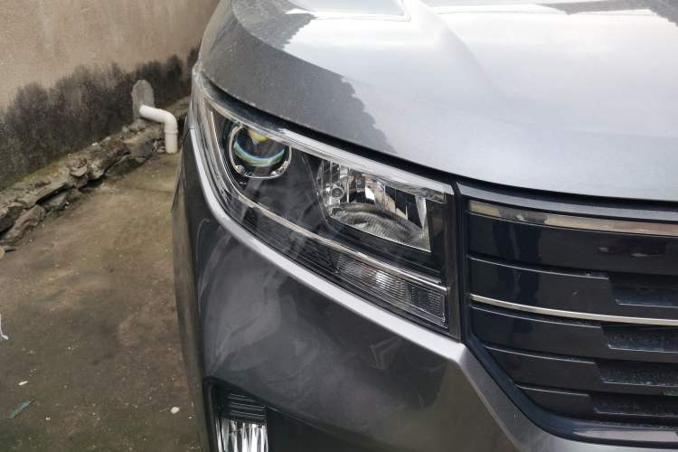 Used Wuling Zhengcheng 2021 1.5T Manual Luxury Version Right Front Headlight