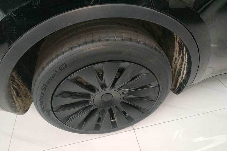 Used Tesla Model Y 2023 Long-Range All-Wheel-Drive Version Right Rear Wheel Hub