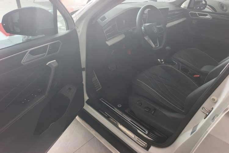 Used Volkswagen Tiguan L 2023 Restyled 330TSI Automatic Two-Wheel Drive R-Line Enhanced Comfort Version Driver Seat