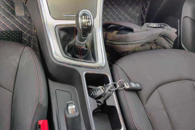 Used Baojun 560 2016 1.8L Manual Luxury Edition Gear Lever