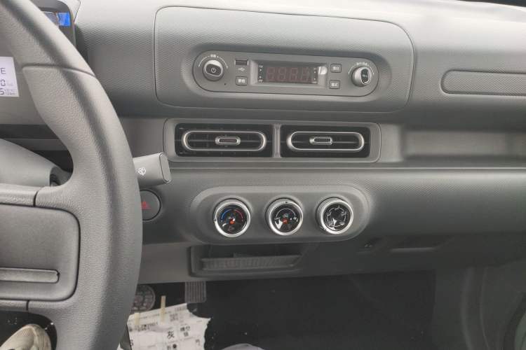 Used Wuling Zhiguang New Energy 2025 Standard Model Audio And AC Panel