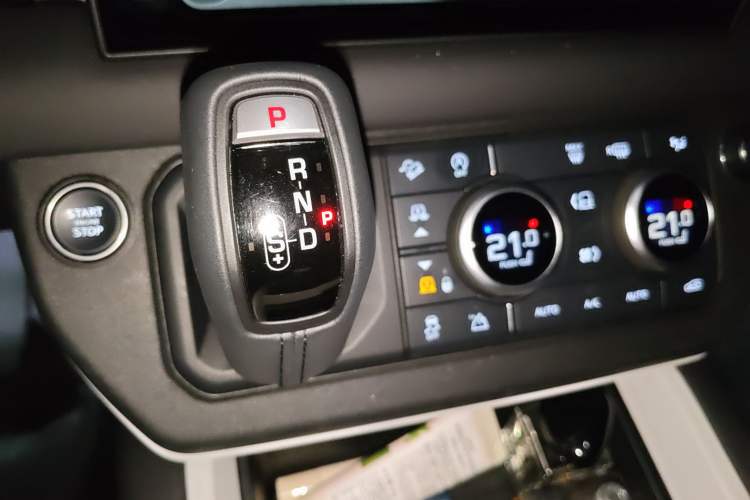 Used Land Rover Defender 2025 110 3.0T P400 X-Dynamic SE Gear Lever