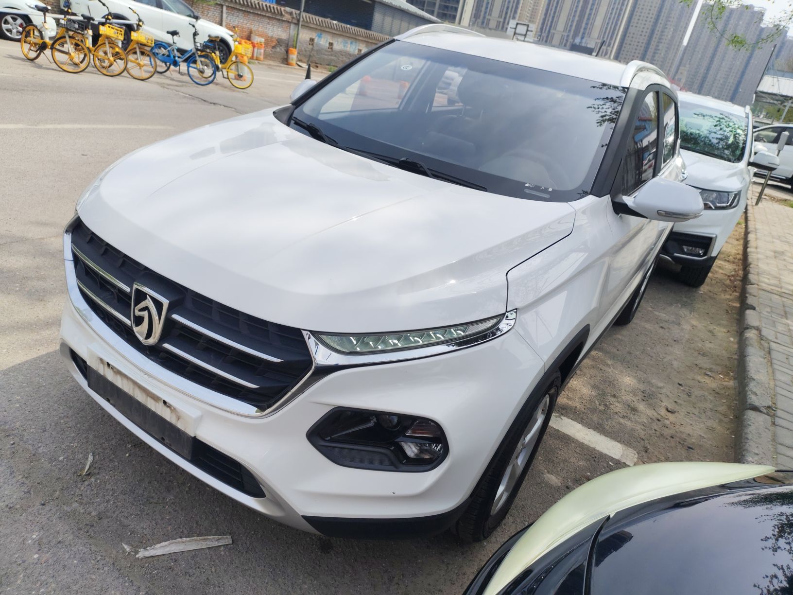 Под передней частью автомобиля