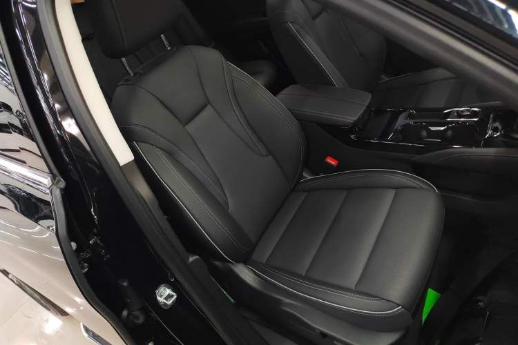 Used Buick Envision 2025 Encore Plus 28T Two-Wheel-Drive Platinum Edition