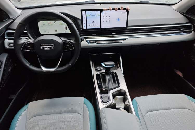 Used Geely Auto Emgrand 2023 4th Generation Champion Edition 1.5L CVT Flagship Model Center Console