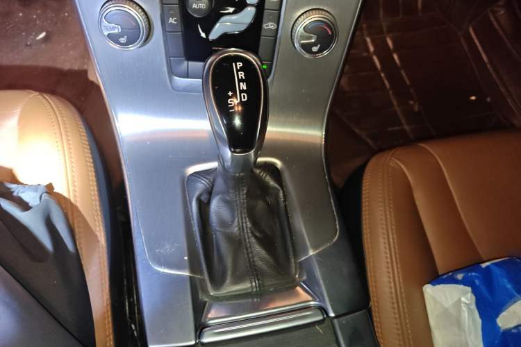 Used Volvo S60 2015 S60L 2.0T Zhiyuan Edition
