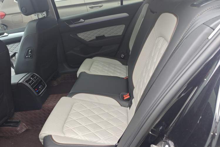 Used Volkswagen Magotan 2023 2 Million Units Commemorative Edition 330TSI DSG Luxury Version Left Rear Seat