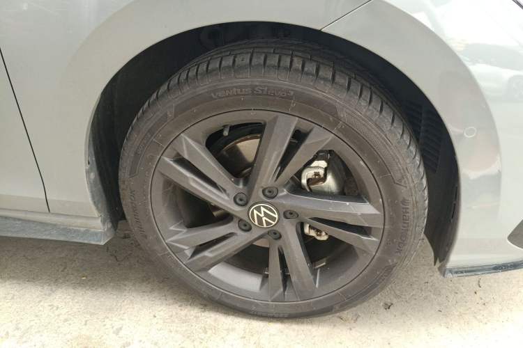 Used Volkswagen Golf 2023 Facelift 280TSI DSG R-Line Lite Right Front Wheel Hub