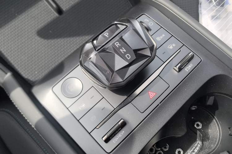 Used BYD Qin L 2025 DM-i Smart Drive 80KM Leading Model Gear Lever