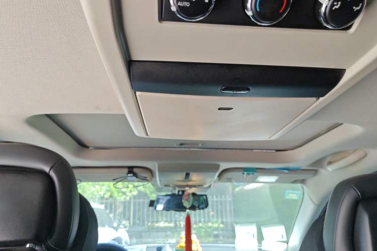 Used Dodge Journey 2013 2.4L Two-Wheel Drive Luxury Version Headliner