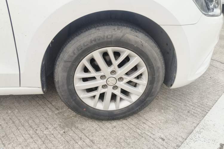 Used Volkswagen Jetta 2015 1.6L Automatic Fashion Model Right Front Wheel Hub