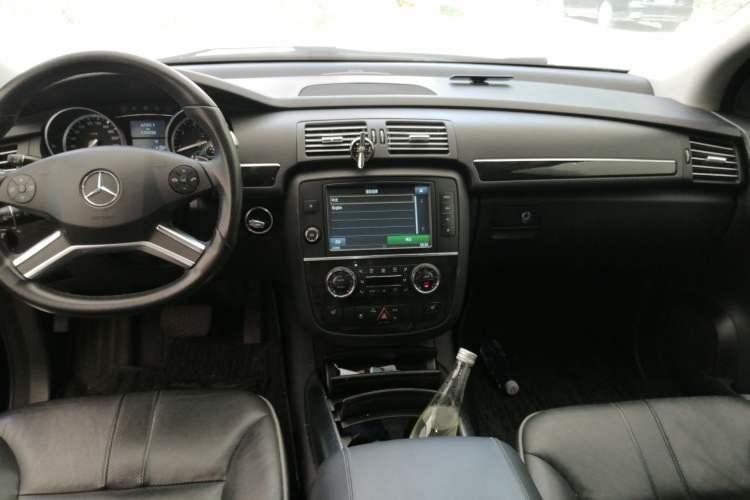 Used Mercedes-Benz R-Class 2017 R 400 4MATIC Exclusive Edition Center Console