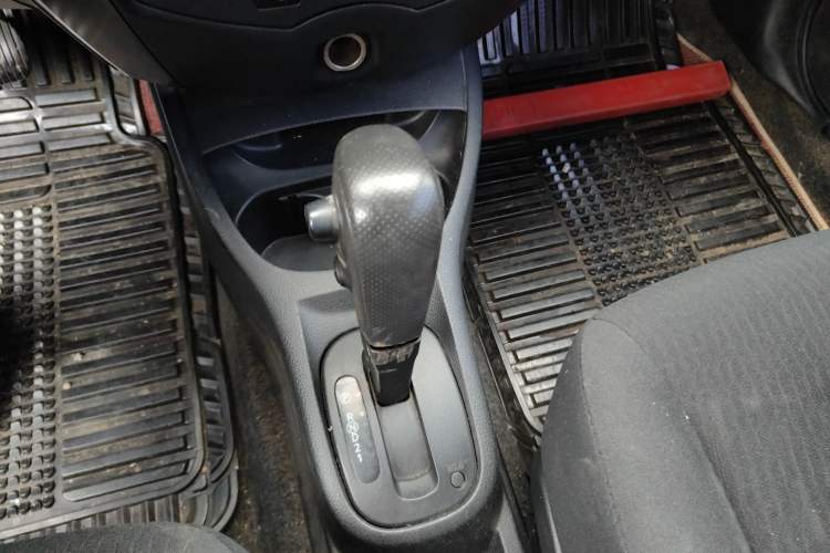 Used Nissan Livina 2010 Jingyue Edition 1.6L Automatic All-in-One Model Gear Lever