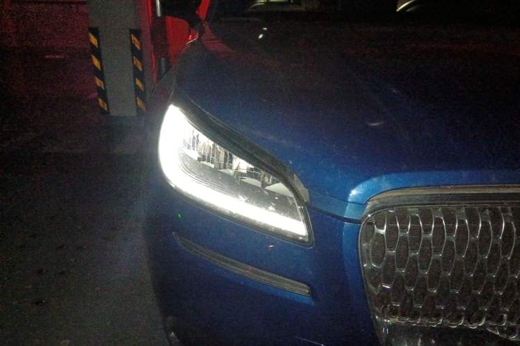 Used Lincoln Corsair 2021 2.0T Two-Wheel-Drive Luxury Edition Right Front Headlight