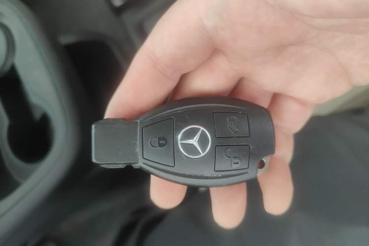 Used Mercedes-Benz Vito 2021 2.0T Elite Version 7 Seats Vehicle Key