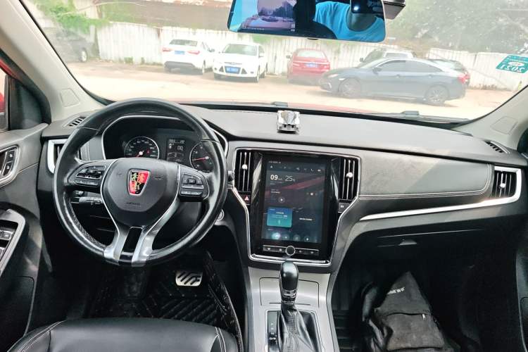 Used Roewe RX5 2016 20T Two-Wheel Drive Automatic Internet Smart Edition Center Console