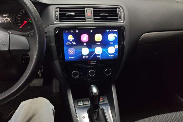 Used Volkswagen Sagitar 2012 1.6L Automatic Fashion Edition Audio And AC Panel