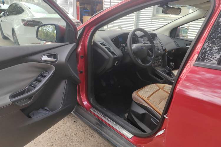 Used Ford Focus 2012 Hatchback 1.6L Manual Comfort Model
