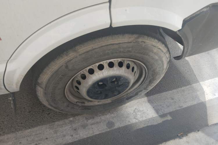 Used Iveco Daily 2023 2.5T A35M1 Short Wheelbase Low-Roof Single-Tire Side-Sliding Door 5-9 Seater
