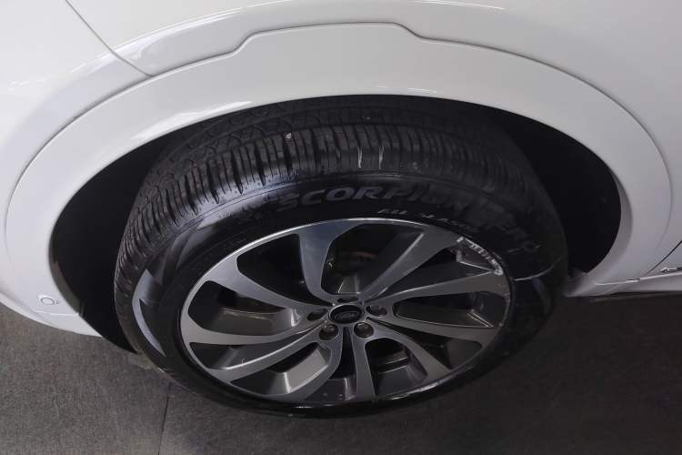 Used Land Rover Discovery Sport 2020 249 PS R-Dynamic Performance Tech Edition 7 Seats Left Front Wheel Hub