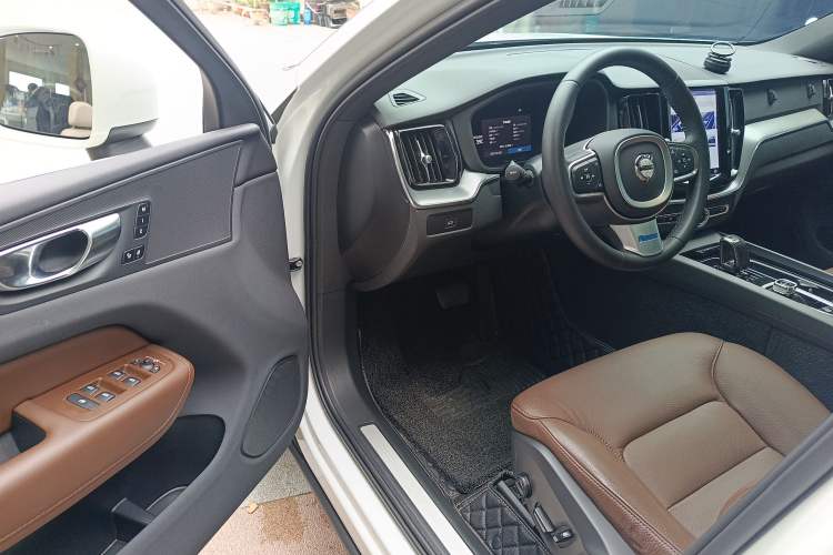 Used Volvo XC60 2023 B5 4x4 Smart Luxury Edition
