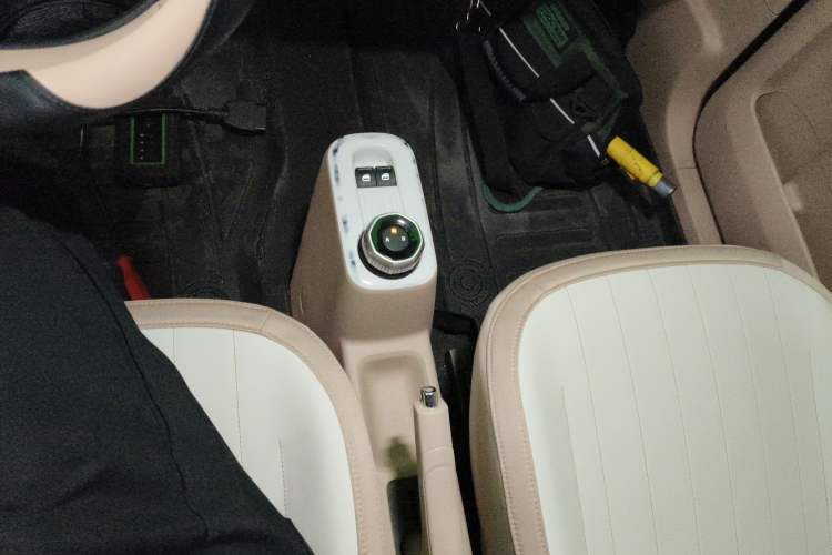 Used Geely Galaxy Panda 2024 Panda Mini 200km Endurance Bear Gear Lever