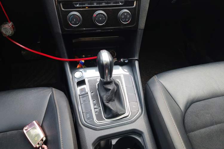 Used Volkswagen Golf Sportsvan 2018 280TSI Automatic Luxury Model Gear Lever