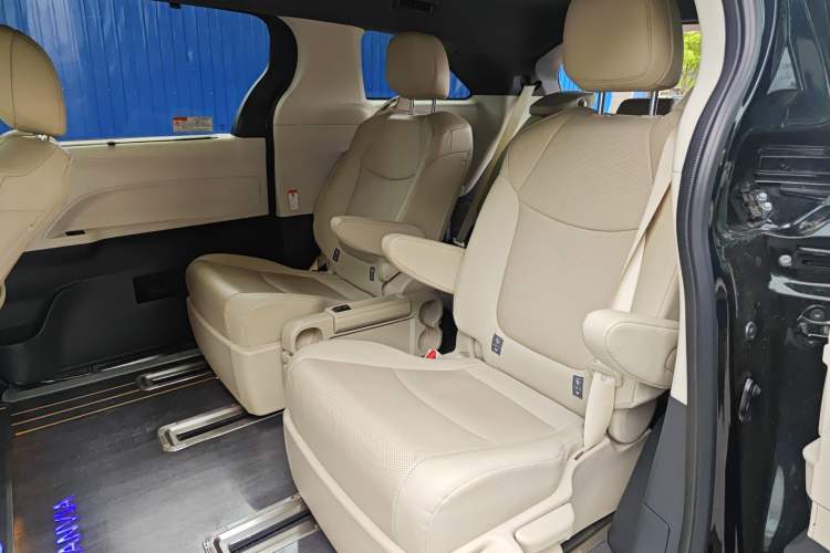 Used Toyota Granvia 2022 2.5L Hybrid Premium Edition
