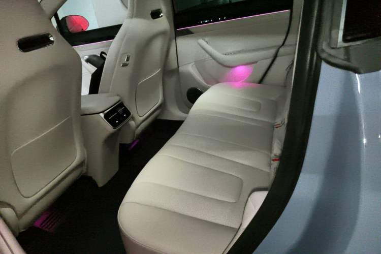 Used Hima Luxeed R7 2024 All-Electric 667 km Max Left Rear Seat