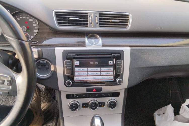 Used Volkswagen Magotan 2012 1.8TSI Prestige Model Audio And AC Panel