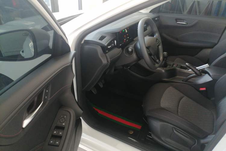 Used Roewe i5 2026 Model 1.5L Manual Comfort Version Driver Seat