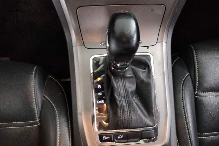 Used MG GS 2017 20T Automatic Luxury Edition Gear Lever