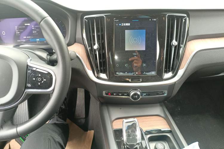 Used Volvo S60 2023 B4 Zhiyuan Luxury Edition Audio And AC Panel